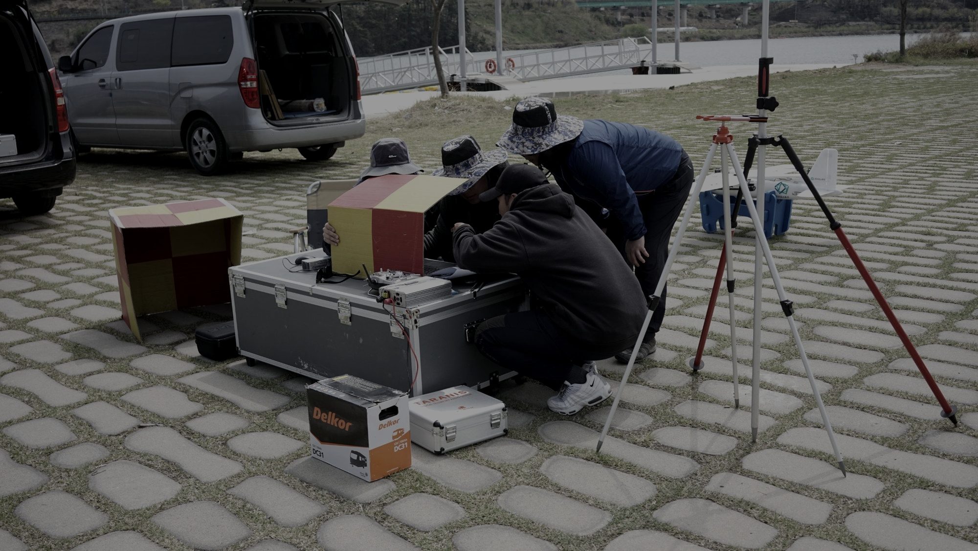 현장에서 무인기 지상통제장비를 운용하는 프로펠 팀